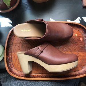 Old Navy brown clogs